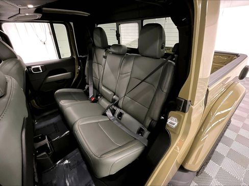 Used 2025 Jeep Gladiator Mojave AWD/4WD image 23