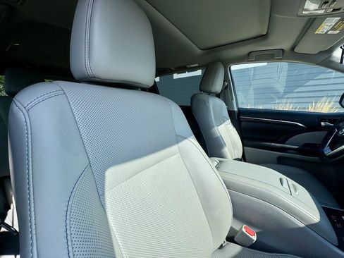 Used 2016 Toyota Highlander Limited image 23