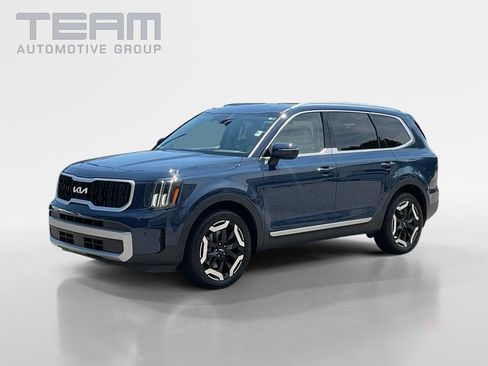 Used 2023 Kia Telluride EX w/ EX Captain's Chair Package FWD image 3