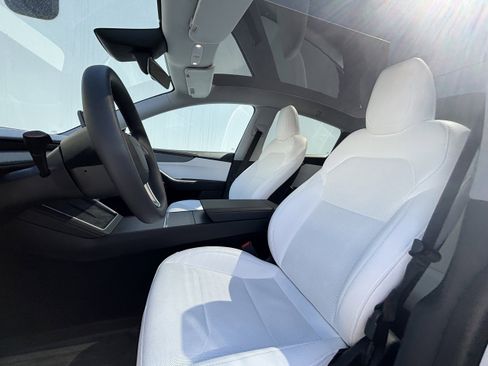 Used 2026 Tesla Model Y 2WD image 9