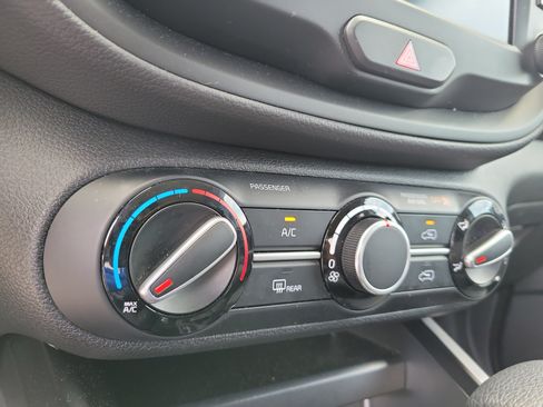 Certified 2025 Kia Soul LX w/ LX Technology Package FWD image 28