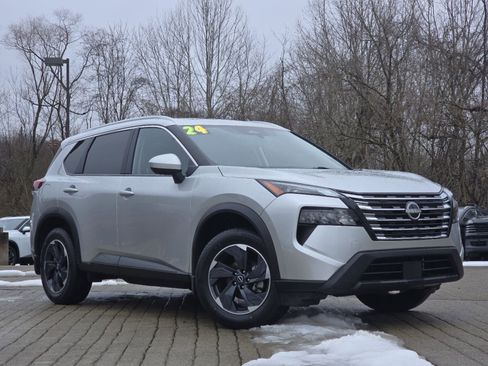 Used 2024 Nissan Rogue SV w/ SV Premium Package image 2