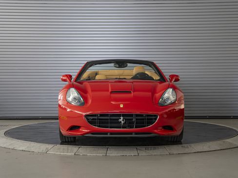 Used 2014 Ferrari California RWD image 8