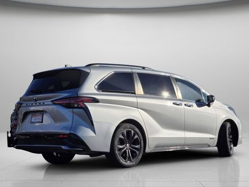 Used 2021 Toyota Sienna XSE FWD image 23