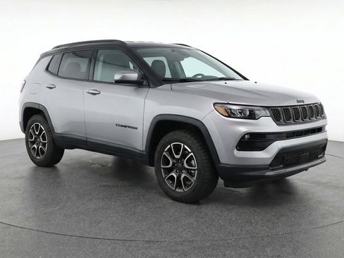 Used 2025 Jeep Compass Trailhawk AWD/4WD image 1