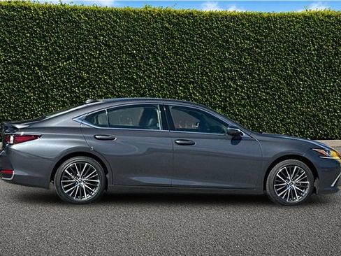 Used 2025 Lexus ES 300h w/ Premium Package FWD image 3