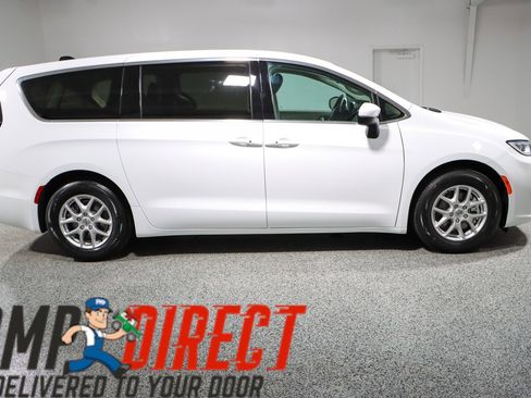 Used 2023 Chrysler Pacifica Touring-L FWD image 6