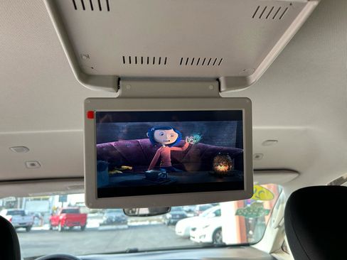 Used 2019 Chrysler Pacifica Touring Plus w/ Tire & Wheel Group image 18