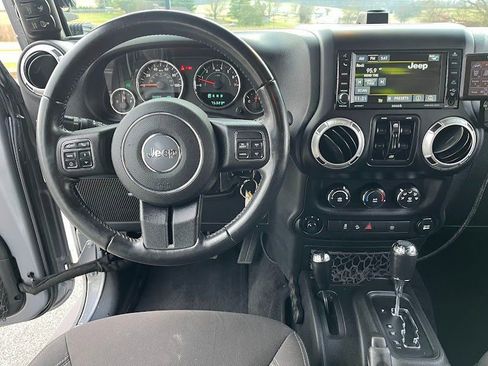 Used 2017 Jeep Wrangler Unlimited Rubicon w/ Connectivity Group image 20