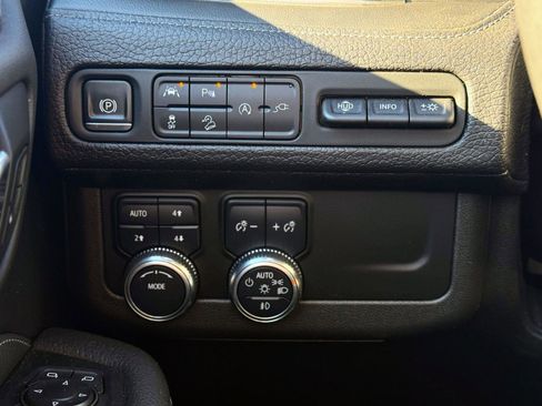 Used 2021 GMC Yukon XL Denali image 16