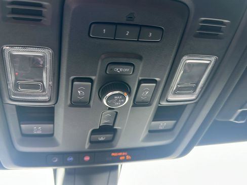 Used 2021 GMC Yukon Denali w/ Denali Premium Package image 18