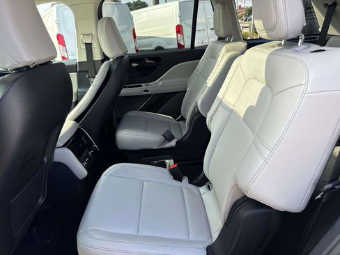 Used 2025 Lincoln Aviator 2WD image 10