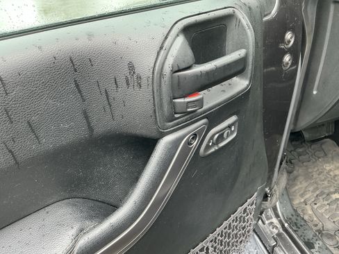 Used 2018 Jeep Wrangler Unlimited Sahara AWD/4WD image 19