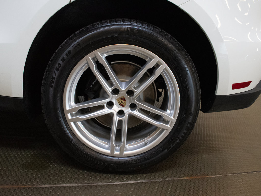 Certified 2023 Porsche Macan AWD/4WD image 16