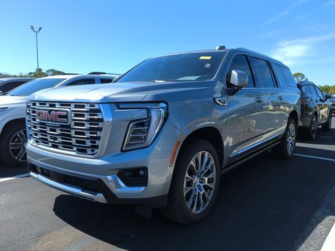 Used 2025 GMC Yukon XL Denali w/ Sun & Power Step Package image 4