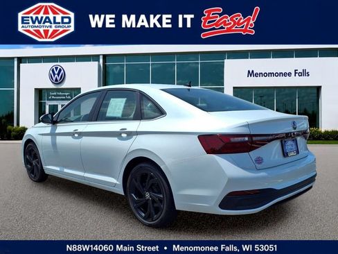 Used 2025 Volkswagen Jetta SE w/ Sunroof Package FWD image 4