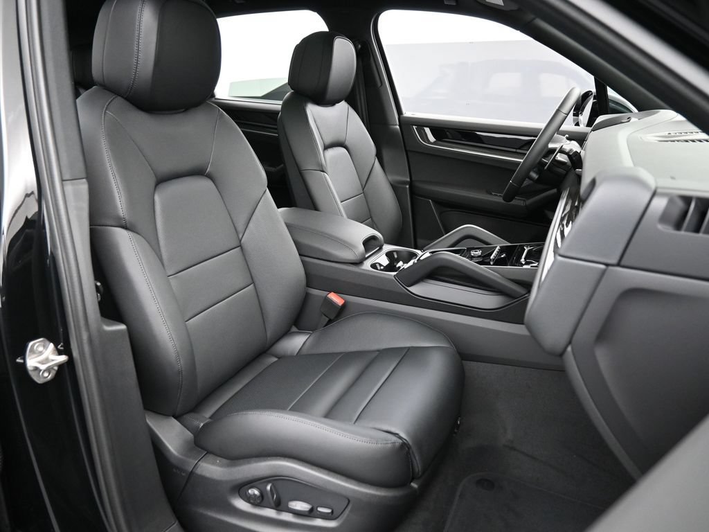 Certified 2026 Porsche Cayenne AWD/4WD image 31