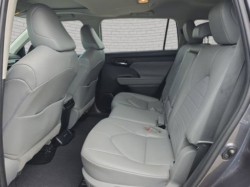 Used 2021 Toyota Highlander XLE FWD image 16