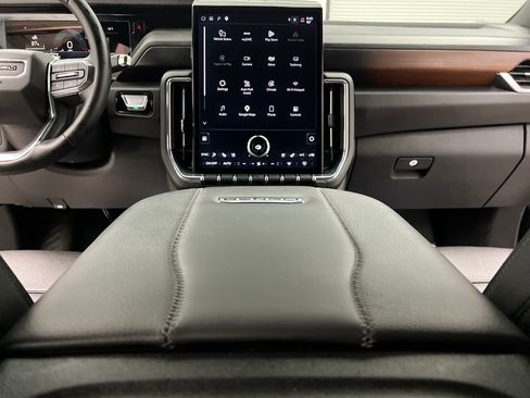 Used 2025 GMC Yukon Denali AWD/4WD image 44