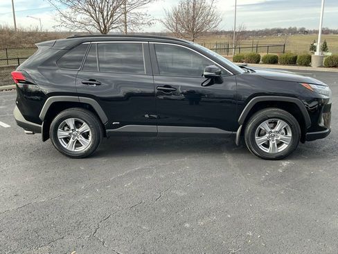 Used 2022 Toyota RAV4 XLE image 2