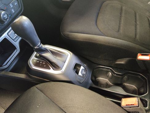 Used 2021 Jeep Renegade Latitude FWD image 26