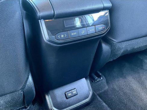Used 2024 Toyota Highlander LE image 34