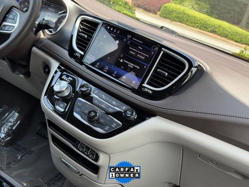 Used 2021 Chrysler Pacifica Touring image 29