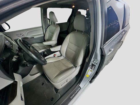 Used 2020 Toyota Sienna XLE Premium FWD image 13