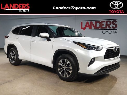 Certified 2025 Toyota Highlander XLE image 1