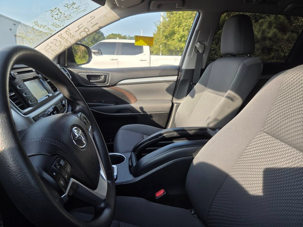 Used 2018 Toyota Highlander LE FWD image 4