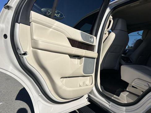 Used 2021 Lincoln Navigator Reserve w/ Luxury Package image 21