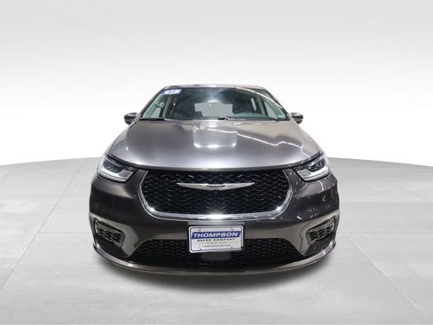 Used 2023 Chrysler Pacifica Touring-L image 7