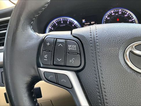 Used 2017 Toyota Highlander XLE FWD image 12