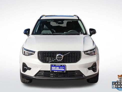 Used 2025 Volvo XC40 B5 Plus image 2