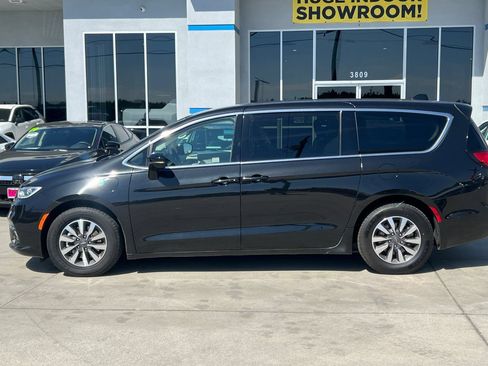 Used 2024 Chrysler Pacifica Limited FWD image 8