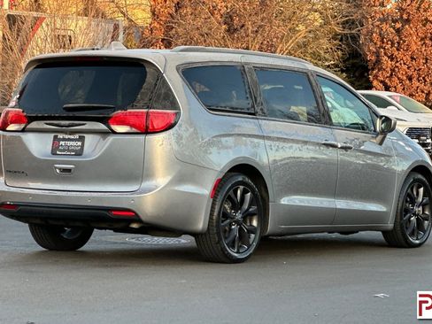 Used 2019 Chrysler Pacifica Touring Plus w/ S Appearance Package image 4