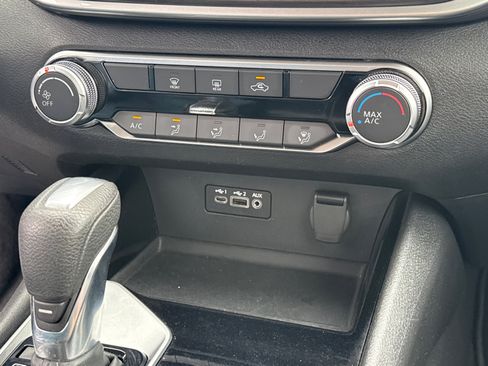 Used 2024 Nissan Altima 2.5 SV FWD image 12