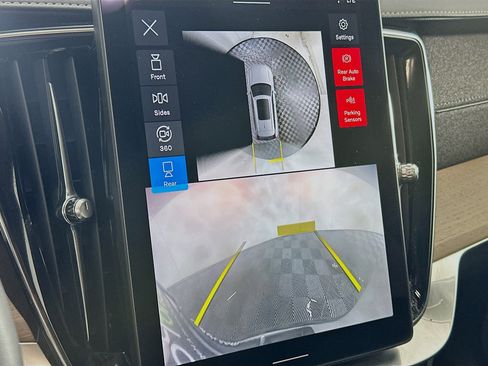 Used 2025 Volvo XC90 B6 Plus image 23