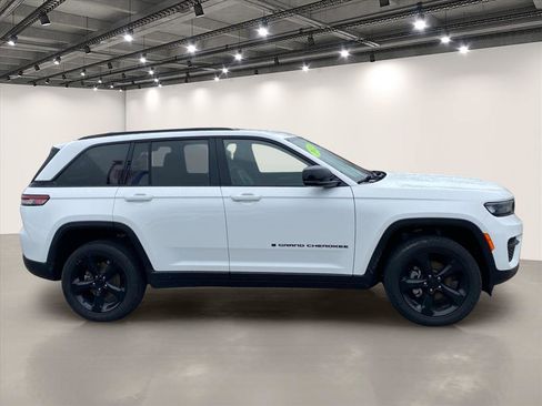 Used 2023 Jeep Grand Cherokee Altitude AWD/4WD image 8