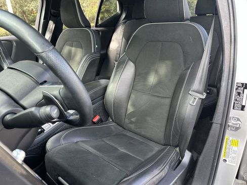 Used 2019 Volvo XC40 T5 R-Design image 12