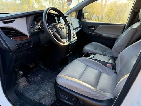 Used 2015 Toyota Sienna XLE image 9