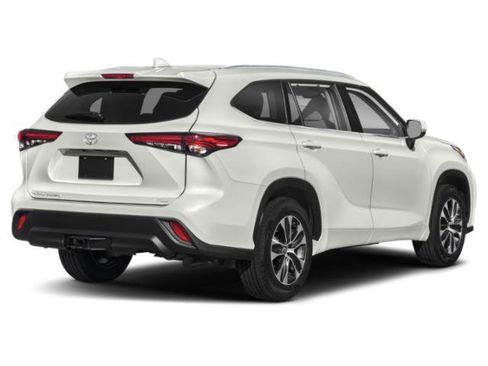 Used 2020 Toyota Highlander XLE AWD/4WD image 2