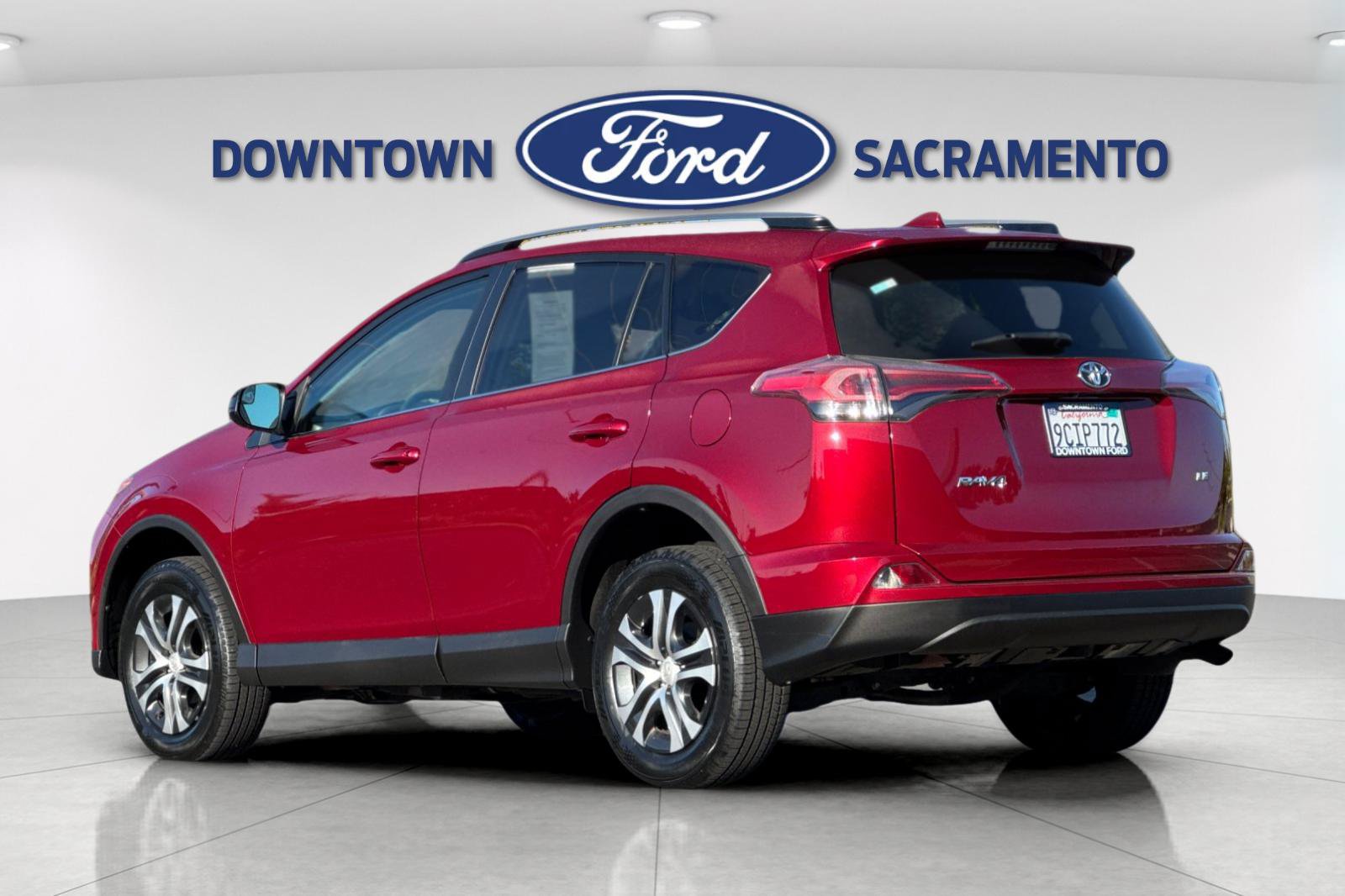 Used 2018 Toyota RAV4 LE FWD image 5