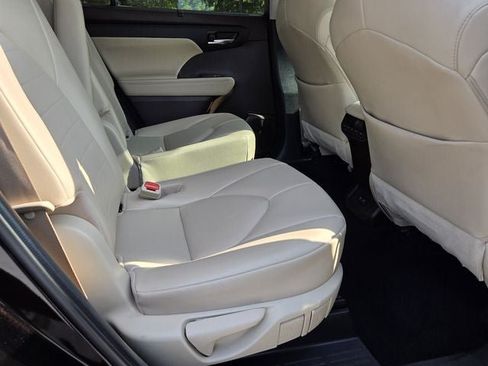 Used 2021 Toyota Highlander XLE AWD/4WD image 16