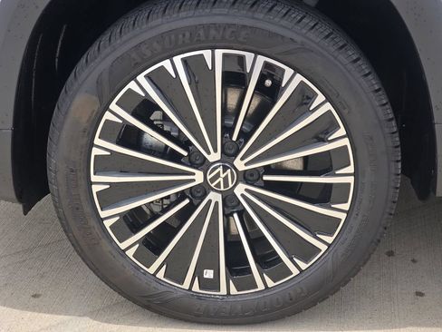 New 2026 Volkswagen Taos SE FWD image 9