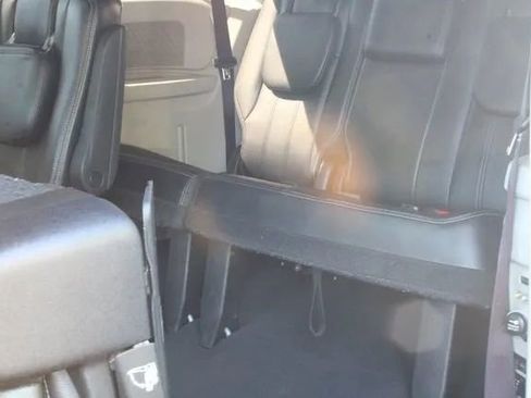 Used 2015 Chrysler Town & Country Touring image 10