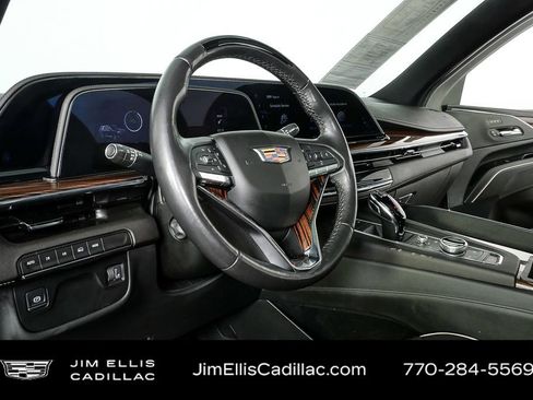 Used 2024 Cadillac Escalade ESV Premium Luxury image 4