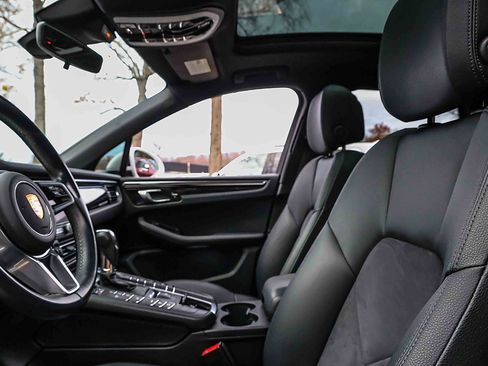 Used 2021 Porsche Macan image 8