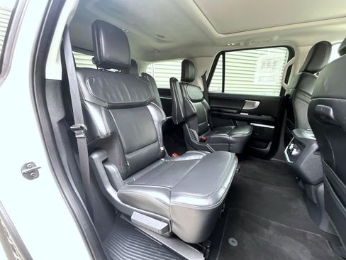 Used 2025 Ford Expedition Platinum image 19
