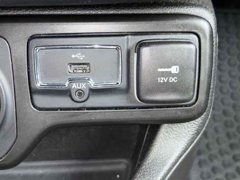 Used 2023 Jeep Renegade Latitude AWD/4WD image 7